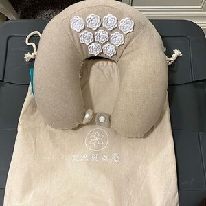 Taken from ancient Chinese methodologies used in acupuncture, the neck pillow